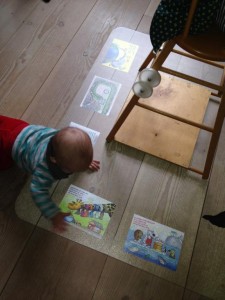 Læg postkortene under plasticunderlaget under babystolen. Se, hvor nysgerrig babyen er. Og så ser det rigtig flot ud. Tak til en CRAZY ZOO-kunde for at sende billedet til os. Så inspirerende. Vi modtager også gerne andre gode ideer fra vores kunder.