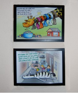Sæt postkortene i enkeltrammer og hæng på væggen - gerne flere sammen. Eller stil billedet på en reol på barneværelset.